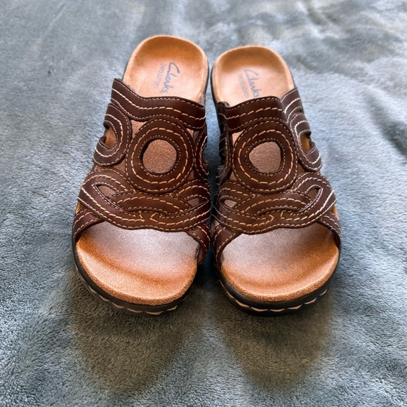 Clarks Sandals Brown - New No Box Size 6.5 Super Cute and comfortable. - Picture 2 of 3
